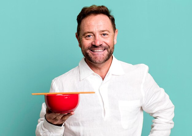 Uśmiechnięty kucharz prezentujący danie